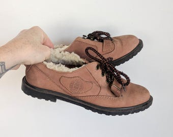 Zapatos Oxford de ante color melocotón vintage: Un par salvaje de zapatos de senderismo estilo gorpcore de los 80