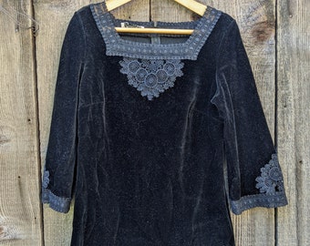 70s vintage black velvet tunic / square crochet neckline bell sleeves top shirt / romantic whimsigoth goth glam boho bohemian / Butte Knit M