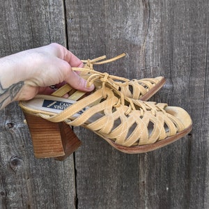 90s vintage leather strappy sandals chunky heel mules / caramel leather boho bohemian hippie summer festival hipster / Candid Statements 7 M