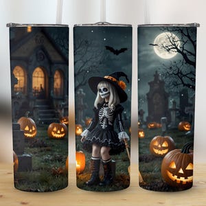 Può includere: Un bicchiere nero e bianco a tema Halloween con una scena di cimitero spettrale, una ragazza vestita da scheletro con un cappello da strega e zucche.
