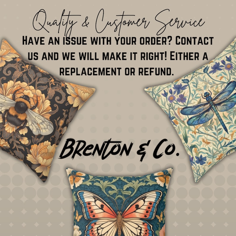 Peut inclure: Trois coussins d&eacute;coratifs avec des motifs floraux. Les coussins pr&eacute;sentent une abeille, une libellule et un papillon. Les coussins sont dispos&eacute;s en forme de triangle. Le texte "BRENTON & Co." est au centre de l'image.