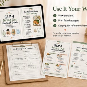Puede incluir: Una tableta digital muestra una "Gu&iacute;a de decisiones para comer fuera" con ilustraciones. Un portapapeles contiene un formulario "Rastreador de comidas fuera". Tambi&eacute;n se ven dos tarjetas de referencia y una taza de caf&eacute;. Se muestra el texto "Use It Your Way".