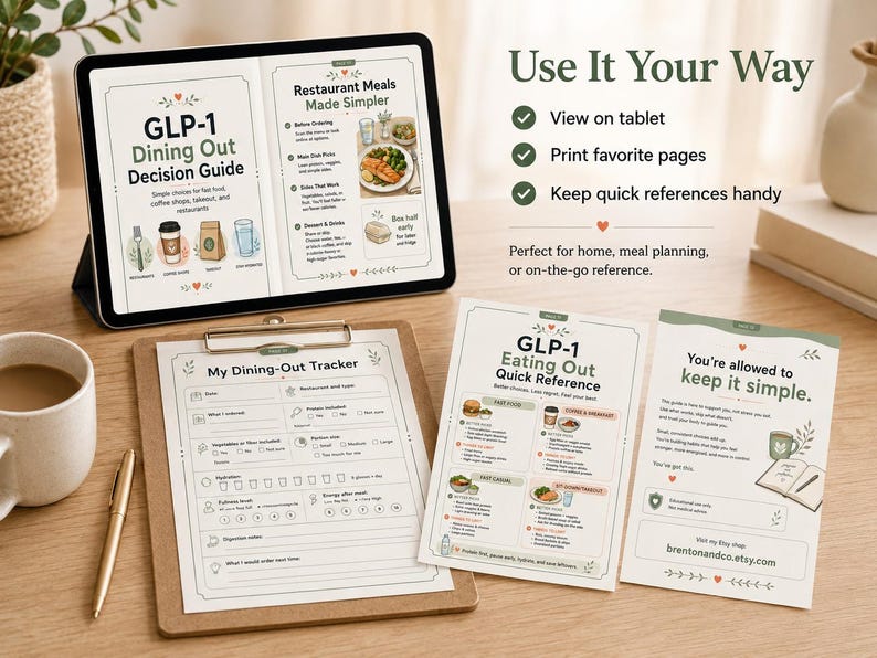 Puede incluir: Una tableta digital muestra una "Gu&iacute;a de decisiones para comer fuera" con ilustraciones. Un portapapeles contiene un formulario "Rastreador de comidas fuera". Tambi&eacute;n se ven dos tarjetas de referencia y una taza de caf&eacute;. Se muestra el texto "Use It Your Way".