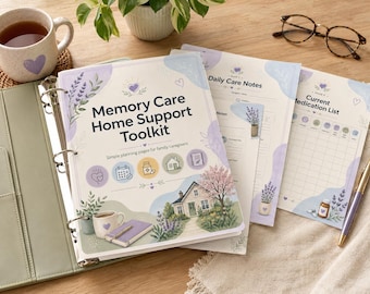 Puede incluir: Una carpeta verde claro con una portada "Memory Care Home Support Toolkit", con una ilustración de una casa y detalles de lavanda. Incluye notas de cuidado diario y páginas de lista de medicamentos, junto con una taza de té y gafas.