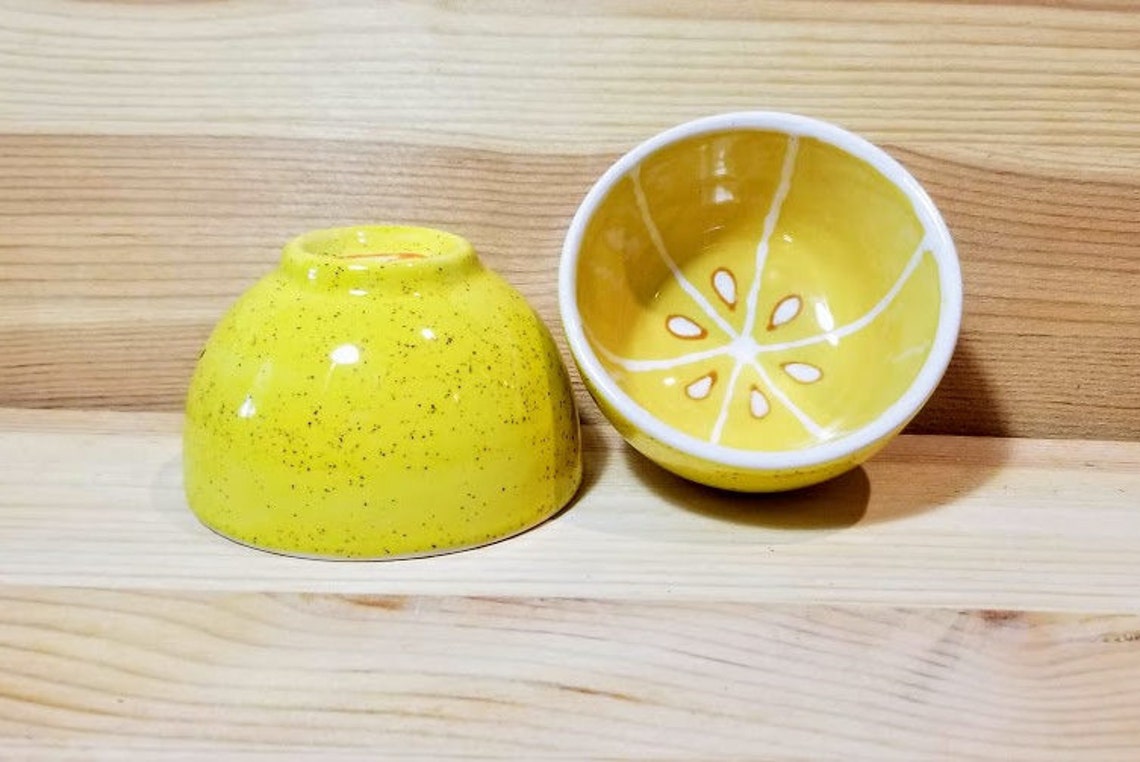 schüssel mit zitronenmotiv