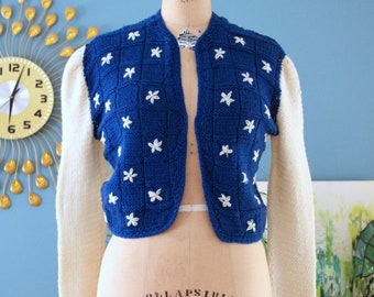 Vintage 1940s? Knit Sweater // 40s blue and white daisy western-inspired knit sweater top