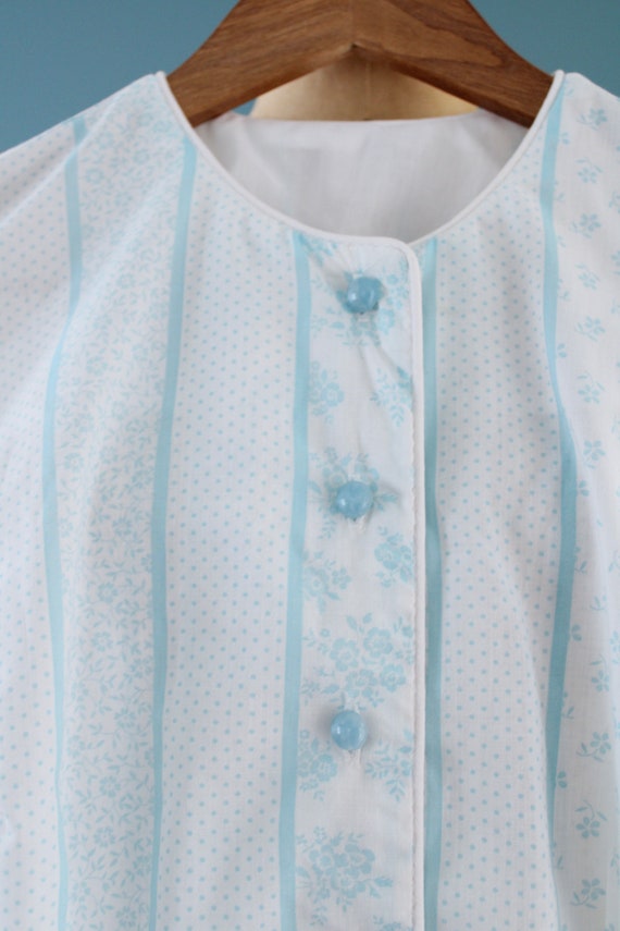 Vintage 1960s Blue and White Floral/Polka-dot Shi… - image 5