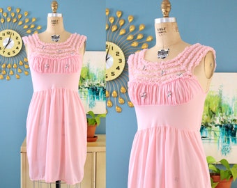 Vintage 1960s Pinkes Rüschen Nylon Nachthemd mit Blumen Stickerei // 60s Lingerie semi-transparentes Kleid