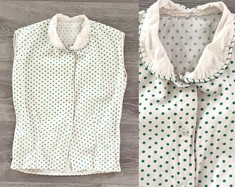 Vintage 1950s Bluse // 50er Jahre weißes ärmelloses Top aus Baumwolle mit grünen Punkten und Bubikragen // S