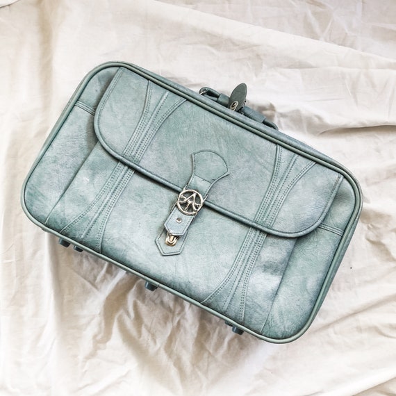 70s baby blue american tourister luggage / vintage