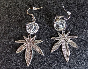 Orecchini Weed Leaf con cristallo trasparente