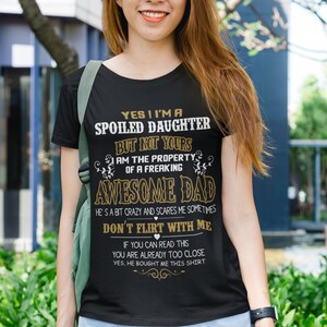 Ja, jag är en bortskämd dotter, men inte din. Jag tillhör en fantastisk pappa. T-shirt, bästa gåvan till dotter från pappa. Dottertröja.
