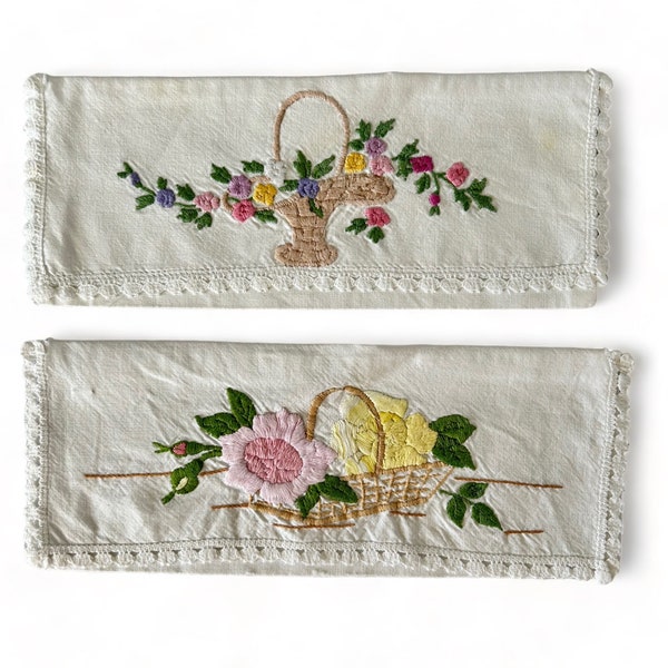 PAIRE VINTAGE FRENCH porte-serviettes, pochettes á serviettes, motifs de paniers floraux brodés à la main,