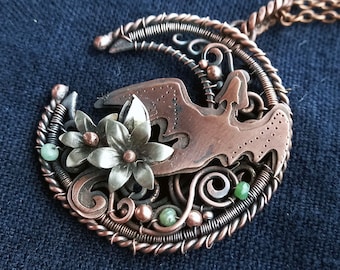 Pendentif fleurs dragon of hiver - pendentif croissant de cuivre - collier lune croissante - collier dragon chrysoprase - collier pouvoir féminin