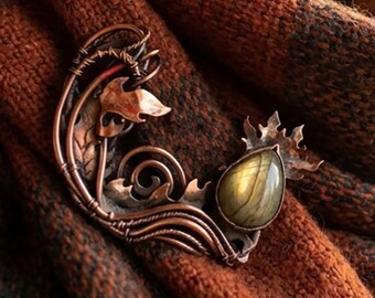 Labradorite Thistle Brooch – Copper Botanical Jewelry – Nature-Inspired Pin – Celtic Thistle Gift – Midsummer Forest Talisman