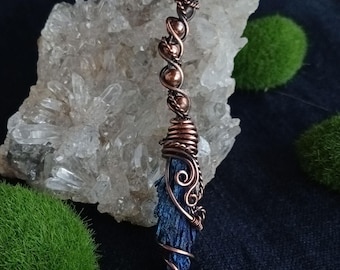 Kyanite Pendant Necklace – Copper Wire Wrapped Crystal Pendant – Blue Stone Jewelry – Witchy Pagan Biju – Fantasy Talisman