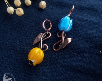 Boucles d'oreilles asymétriques tulipes bleues et jaunes - Boucles d'oreilles florales en lamwork - Boucles d'oreilles fleurs en verre - Boucles d'oreilles couleur ukrainienne - Meilleurs voeux Biju