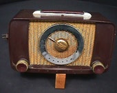 An Antique Bakelite Cased Zenith Model G615 Tube Radio in Great Overall Condition and Ready to Play