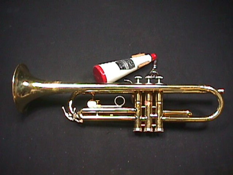 A Holton Collegiate Bb Trumpet with a Straight Mute in it's Original Case & Ready to Play 17 T image 3