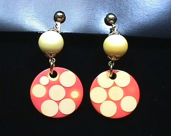 Une rare paire de boucles d'oreilles à clip en bakélite orange et crème à pois (pokadots injectés) prêtes à porter