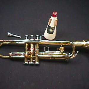 A Holton Collegiate Bb Trumpet with a Straight Mute in it's Original Case & Ready to Play 17 T image 2