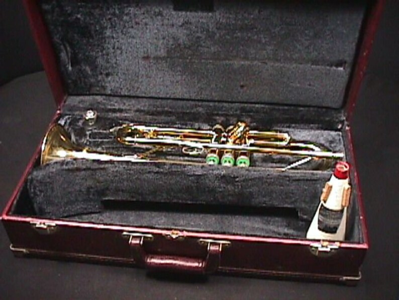 A Holton Collegiate Bb Trumpet with a Straight Mute in it's Original Case & Ready to Play 17 T image 1