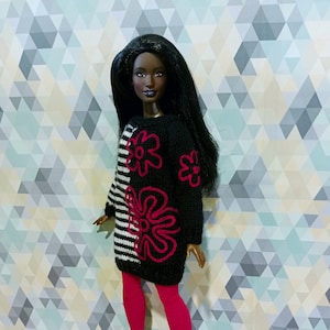 Ensemble de vêtements de poupée - robe tricotée brodée et longs bas roses. Taille Barbie pour poupées rondes. Robe de mode chaude noire et blanche à l&#39;échelle 1/6.