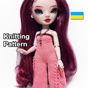 Könnte beinhalten: Strickmuster für einen rosafarbenen Overall mit einem burgunderfarbenen Oberteil für eine Puppe. Die Puppe hat langes, dunkelrotes Haar und trägt eine silberne Halskette mit roten Perlen.