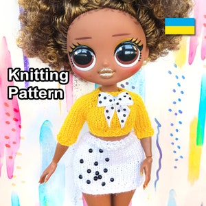 Op de afbeelding: Breipatroon voor een gele en witte poppenoutfit met zwarte stippen. De pop heeft bruin krullend haar en grote bruine ogen. De tekst "Knitting Pattern" is zichtbaar in de afbeelding.