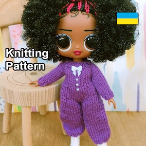以下が含まれることがあります： 白いリボンとパールボタンが付いた紫色のニットのジャンプスーツの編み図です。人形は黒の縮毛と茶色の目を持っています。画像には「Knitting Pattern」というテキストが表示されています。