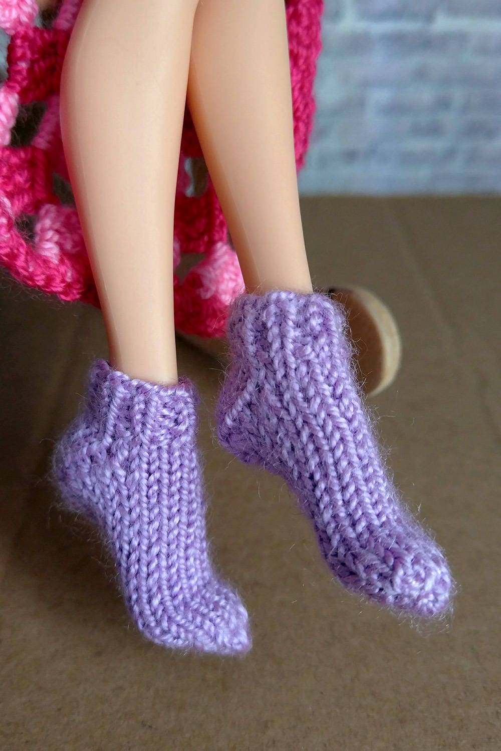 Носочки для куклы. Носки Барби. Носки для куклы. Носочки для куколки крючком. Носочки для Барби.