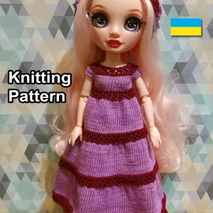 Könnte beinhalten: Strickmuster für ein lila Kleid mit bordeauxrotem Besatz für eine Puppe. Die Puppe hat rosa Haare und blaue Augen. Der Text "Knitting Pattern" ist im Bild sichtbar.