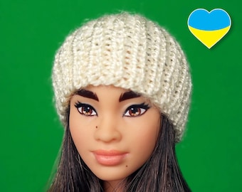 Ropa para muñecas: un sencillo gorro de invierno. Muñecas abrigadas usan gorro de punto. Accesorios escala 1/6. Gorro de moda para cabeza de 4 pulgadas. Estilo informal de Barbie.