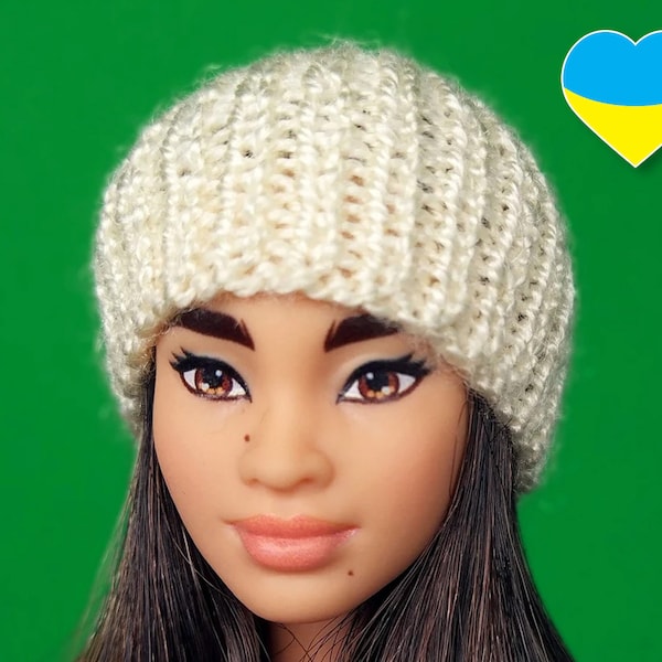 Vêtements de poupée - chapeau d'hiver simple. Bonnet tricoté pour poupées. Accessoires à l'échelle 1/6. Chapeau tendance pour tête de 4 pouces. Barbie style décontracté.