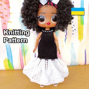 Könnte beinhalten: Strickmuster für ein schwarz-weißes Kleid für eine Puppe. Das Kleid hat ein schwarzes Oberteil und einen weißen Rock. Die Puppe hat braune Haut, lockiges schwarzes Haar und große blaue Augen. Der Text "Knitting Pattern" ist im Bild sichtbar.
