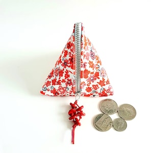 Petit porte-monnaie | Porte-monnaie triangulaire zippé en origami équitable | Pochette fleurie | Petite pochette zippée pour câbles d'écouteurs | Petit porte-monnaie végétalien