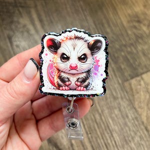 怒っているかわいいオポッサムのバッジリール | 看護師のバッジリール | 面白いバッジリール | アクリルバッジリール | グリッターバッジリール | 動物バッジリール | RN