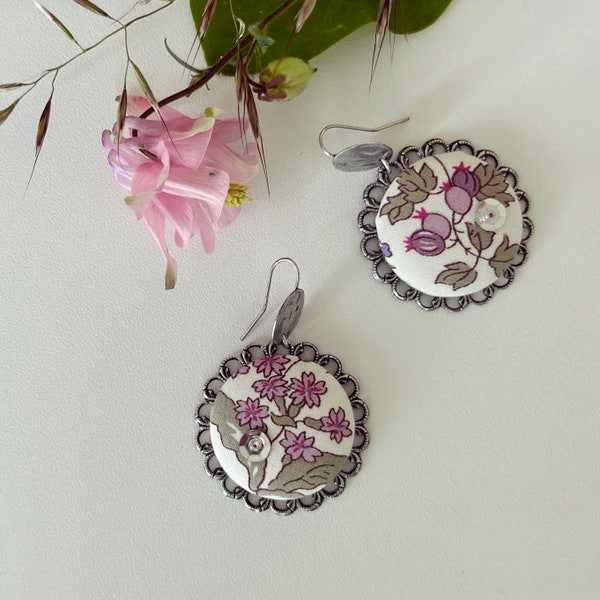 Boucles d'oreilles bouton recouvertes de tissu Liberty of London fleuri lilas