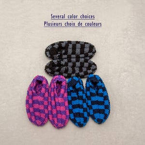 Peut inclure: Trois paires de chaussons tricotés avec un motif à carreaux noir et gris, rose et violet, et bleu et noir. Le texte "Several color choices" et "Plusieurs choix de couleurs" est imprimé au-dessus des chaussons en bleu foncé.