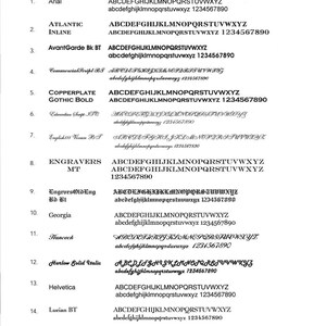 Puede incluir: Una lista de 14 opciones de fuentes diferentes para grabado l&aacute;ser, incluyendo Arial, Atlantic Inline, AvantGarde Bk BT, Commercial Script BT, Copperplate Gothic Bold, Edwardian Songs ITC, English 111 Vivace BT, Engravers MT, EngrunsOld Eng BD BT, Georgia, Hancock, Harlow Solid Italic, Helvetica y Lucian BT. Cada fuente se muestra con una muestra de letras may&uacute;sculas y min&uacute;sculas, as&iacute; como n&uacute;meros.
