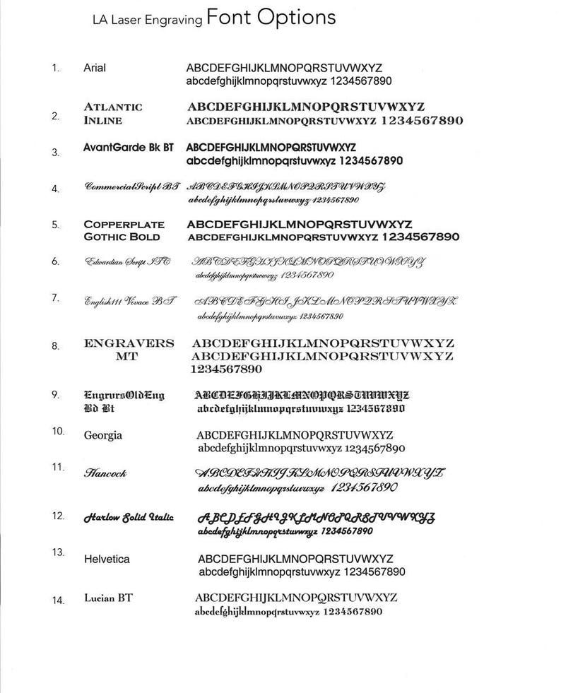 Puede incluir: Una lista de 14 opciones de fuentes diferentes para grabado l&aacute;ser, incluyendo Arial, Atlantic Inline, AvantGarde Bk BT, Commercial Script BT, Copperplate Gothic Bold, Edwardian Songs ITC, English 111 Vivace BT, Engravers MT, EngrunsOld Eng BD BT, Georgia, Hancock, Harlow Solid Italic, Helvetica y Lucian BT. Cada fuente se muestra con una muestra de letras may&uacute;sculas y min&uacute;sculas, as&iacute; como n&uacute;meros.