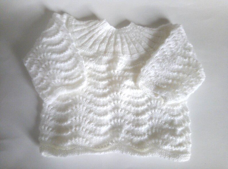 Brassière bébé en laine fait main, gilet de naissance tricoté, blanc ou bleu au choix image 2