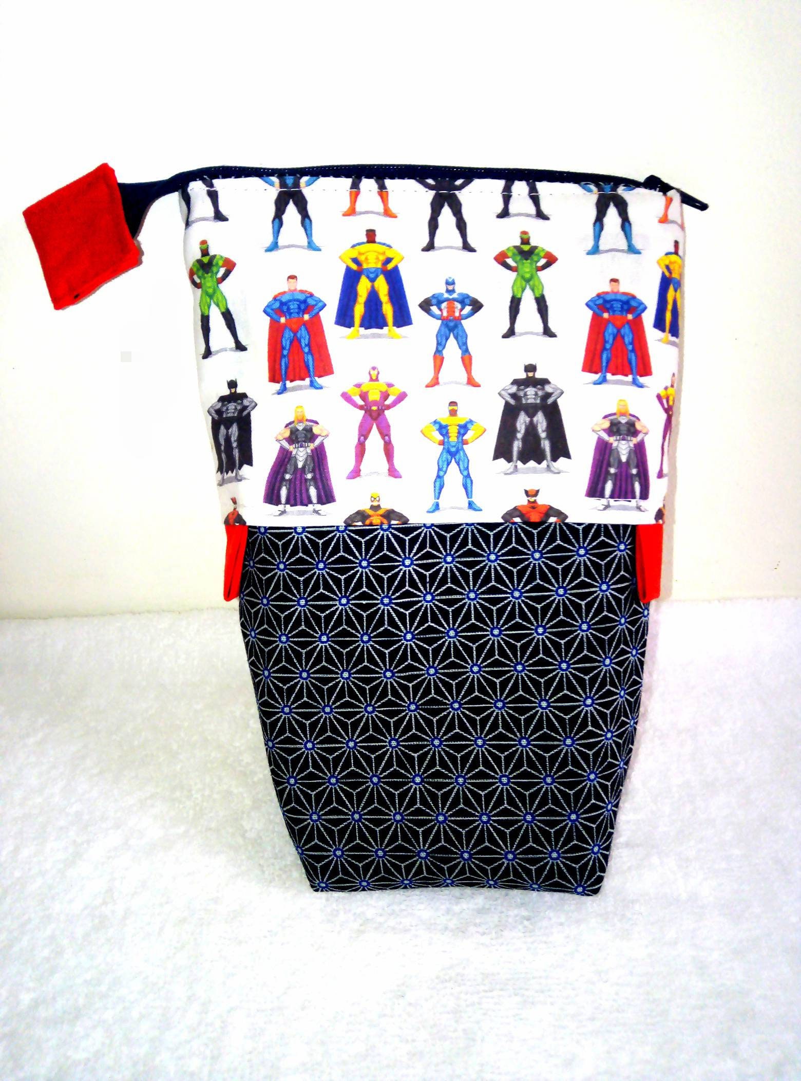 Trousse Pot à Crayon Feutre, Rétractable Verticale, Super Héros et Tissu Imprimé Géométrique