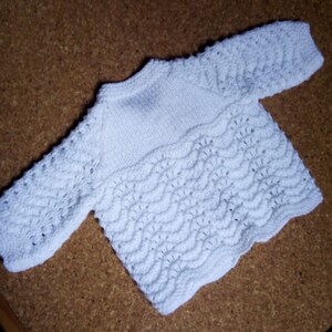 Brassière bébé en laine fait main, gilet de naissance tricoté, blanc ou bleu au choix image 5