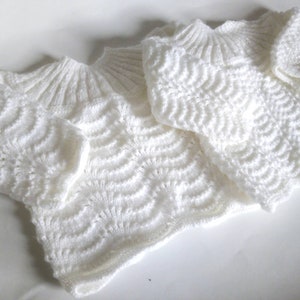 Brassière bébé en laine fait main, gilet de naissance tricoté, blanc ou bleu au choix image 1