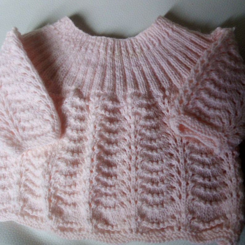 Brassière bébé en laine fait main, gilet de naissance tricoté, blanc ou bleu au choix image 4