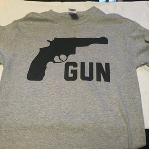 Pistool pistool op een volwassen kleine Heather grey T-shirt-KLARING sectie