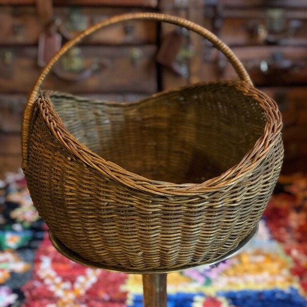 Vintage Large Brown Wicker Picnic Gathering Basket Farmhouse Farmers Market Cottage Cabin Decor