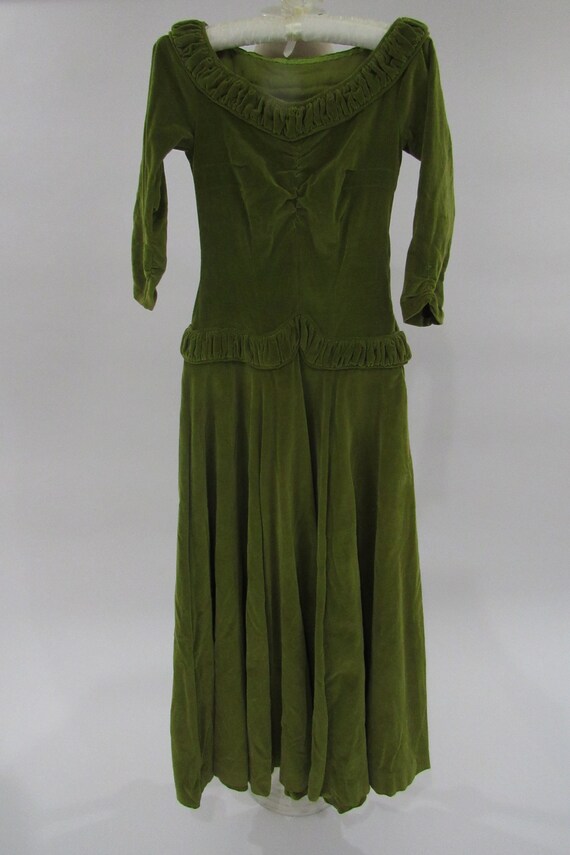 Vintage 1940s velvet green gown // Bombshell vinta