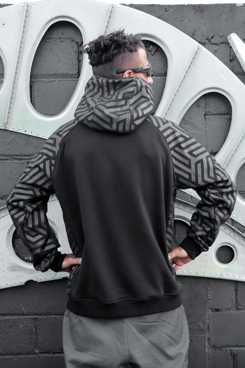 Sweat à capuche zippé sérigraphié motif géométrique poches latérales zippées vêtement chaud pour festivals Labyrinth TUNKSA image 3